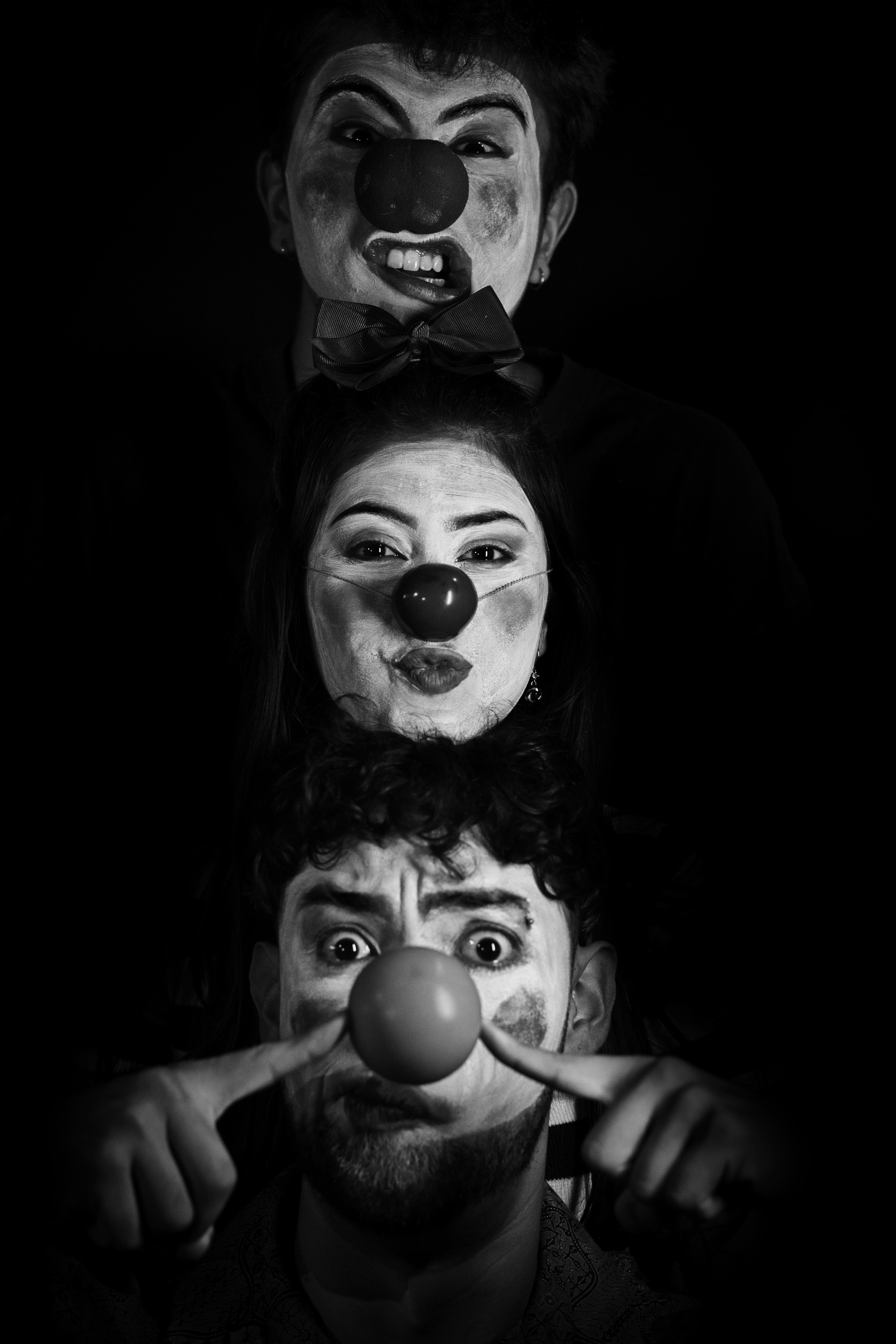 Trío de payasos apilados en blanco y negro