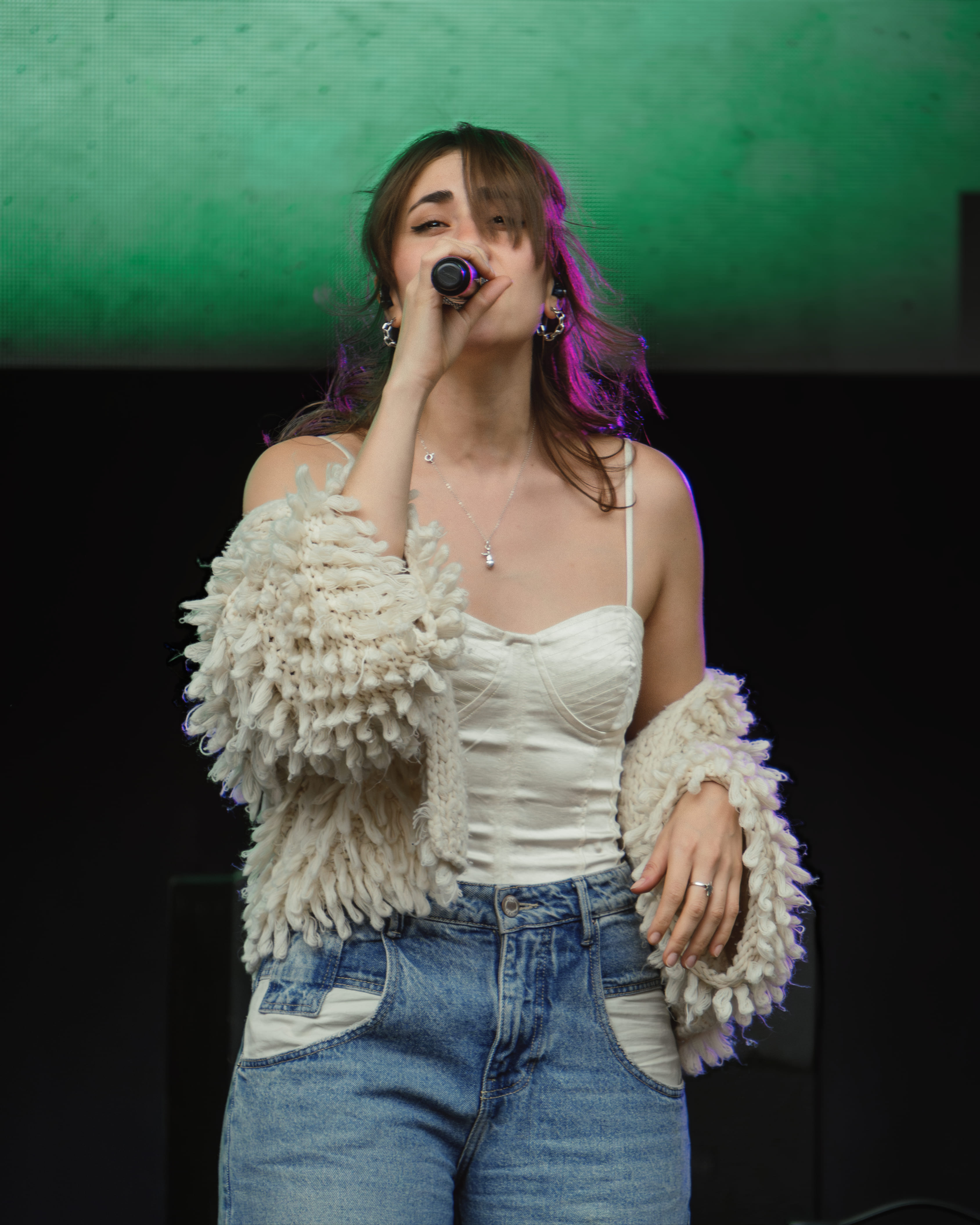 Concierto de rock con luces de neón