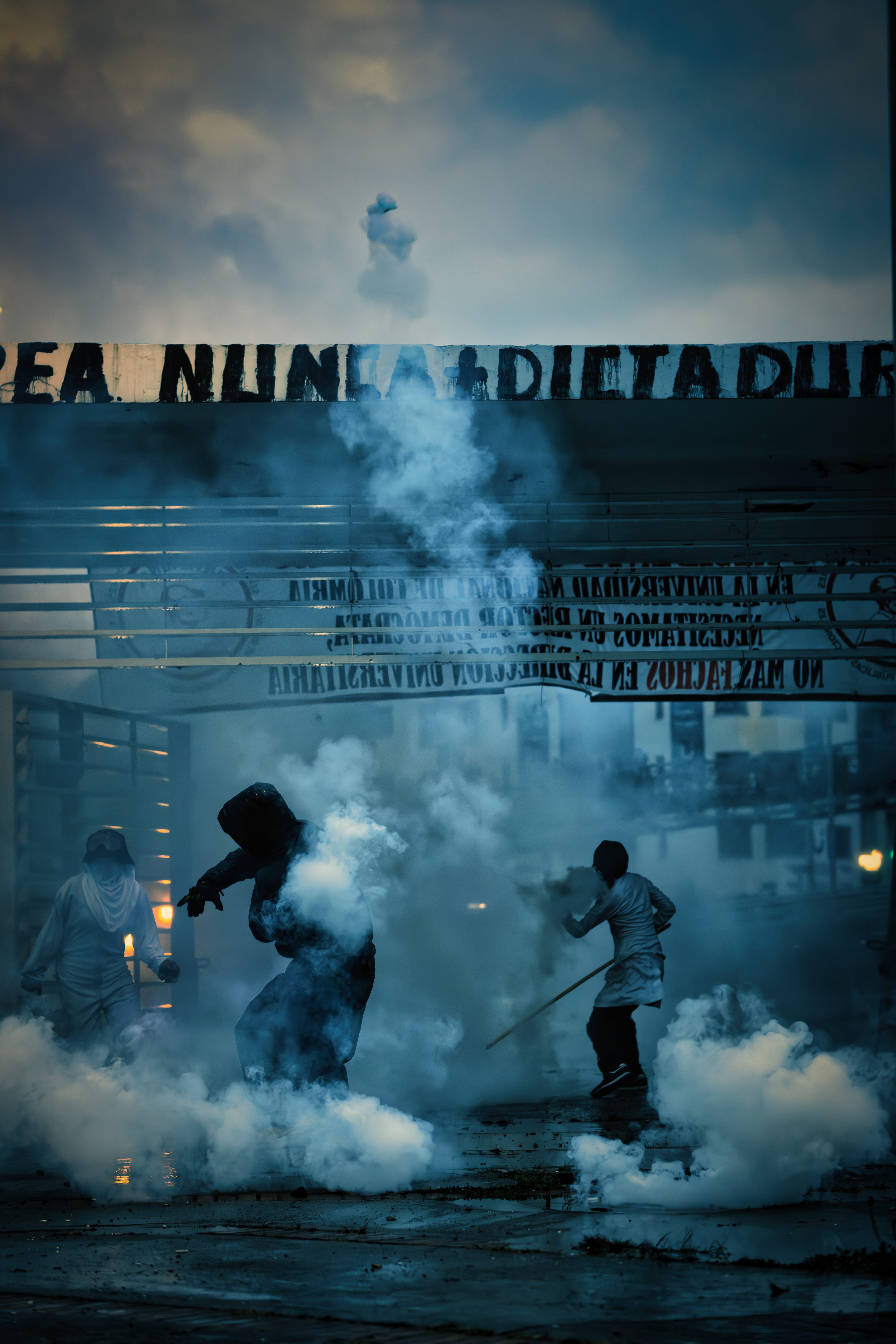 Escena de protesta con gases lacrimógenos y cartel contra la dictadura